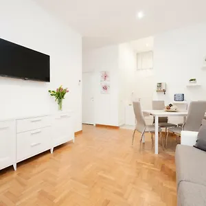 White Flat Labicana Apartment