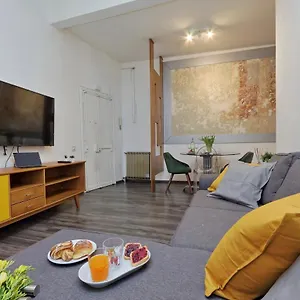 Urbana Apartment